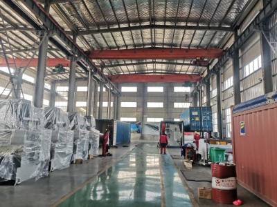 Kuinka tämä suuri taivutuskone käsittelee taipuman kruunukompensointia koko taivutuspituudella?